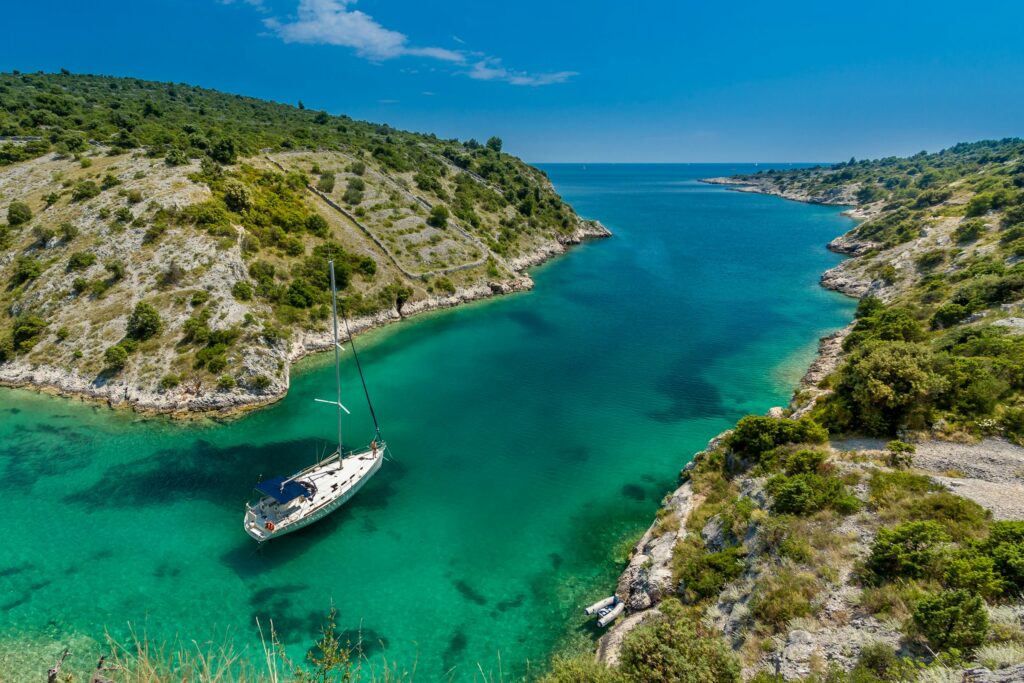 Eine kroatische Insel umringt von seichtem Wasser.